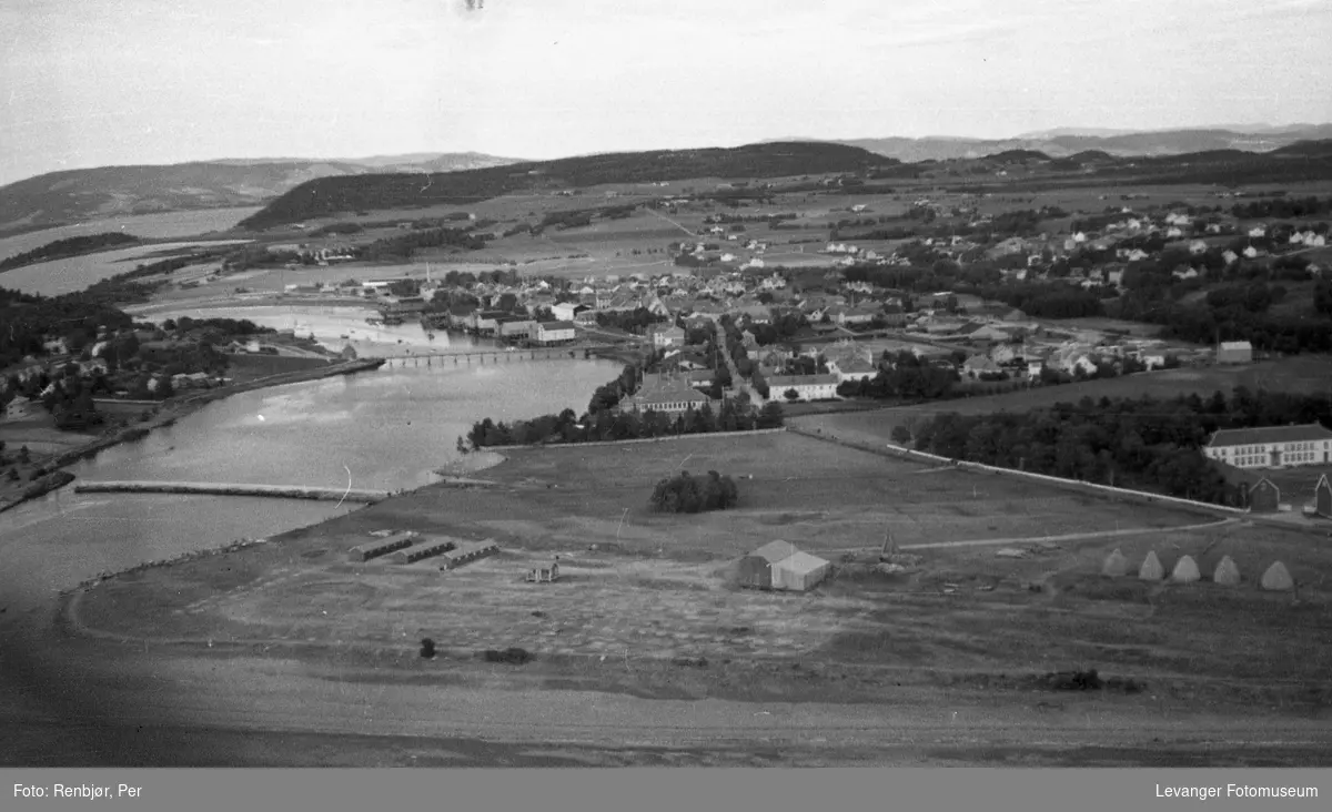 Flyfoto av Levanger, tatt av tenåringen Per Renbjør med sin fars Leica. Oversikt over byen fra Moanområdet, med Jeteen og Sundbrua.