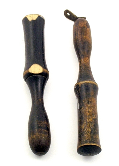 Enl. liggare:
"Sticktrilla- L:200, Svartmålad trähylsa, nedre delen skruvas av aoch där finns reserv trissa.
