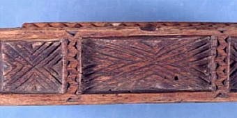 Bokfodral med dekor i form av ristade kvadrater och uddsnittsbård. Lock av senare tillverkning har liknande dekor samt "1702".
Äldre sakord: Låda.