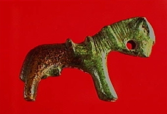 En häst i brons (Freyrshäst) funnen i Karleby, Bockahall, Slöta, nära gånggrift år 1867.
Har i modern tid tolkats som medeltida vikthäst.