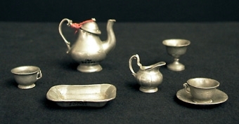 Fat med tillhörande kopp (74596:1) av tenn, tillhör kaffeservis (74593-74598). Leksak.