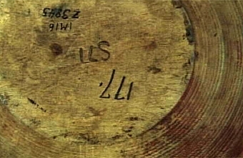 Stor snibbskål av björk med spår av brunaktigt   röd färg. På bottnens undersida är brännstämpat "LLS". Märkt med nr "177".
