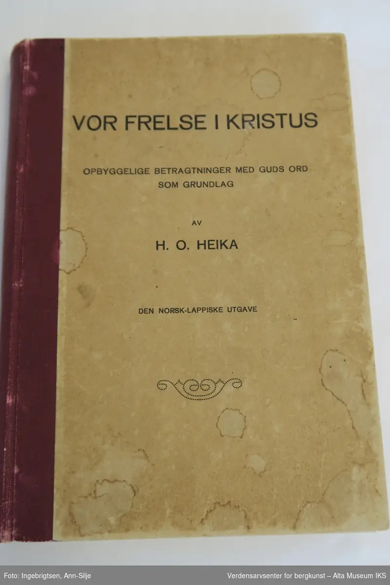 Ei innbundet bok med tynne papirblad. Bokryggen er rødfarget. Boka er en norsk-samisk utgave, hvor de norske tekstene står i første halvdel av boka og de samiske står i siste halvdel.