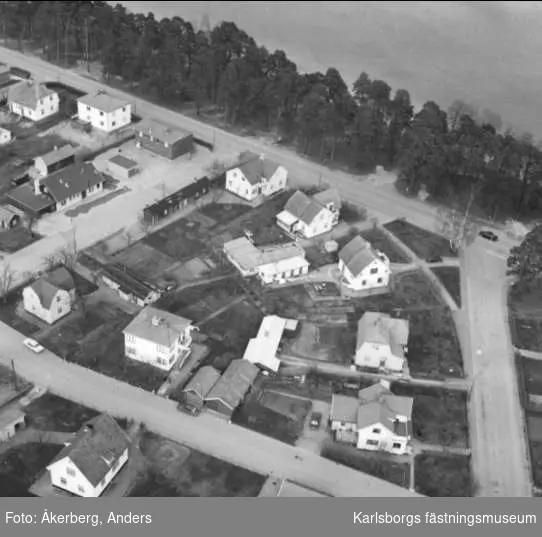 Flygfoto över delar av Karlsborg, Strandvägen, Mellangatan, Hantverkargatan. Foto: Anders Åkerberg, 1973. Endast neg finns.
