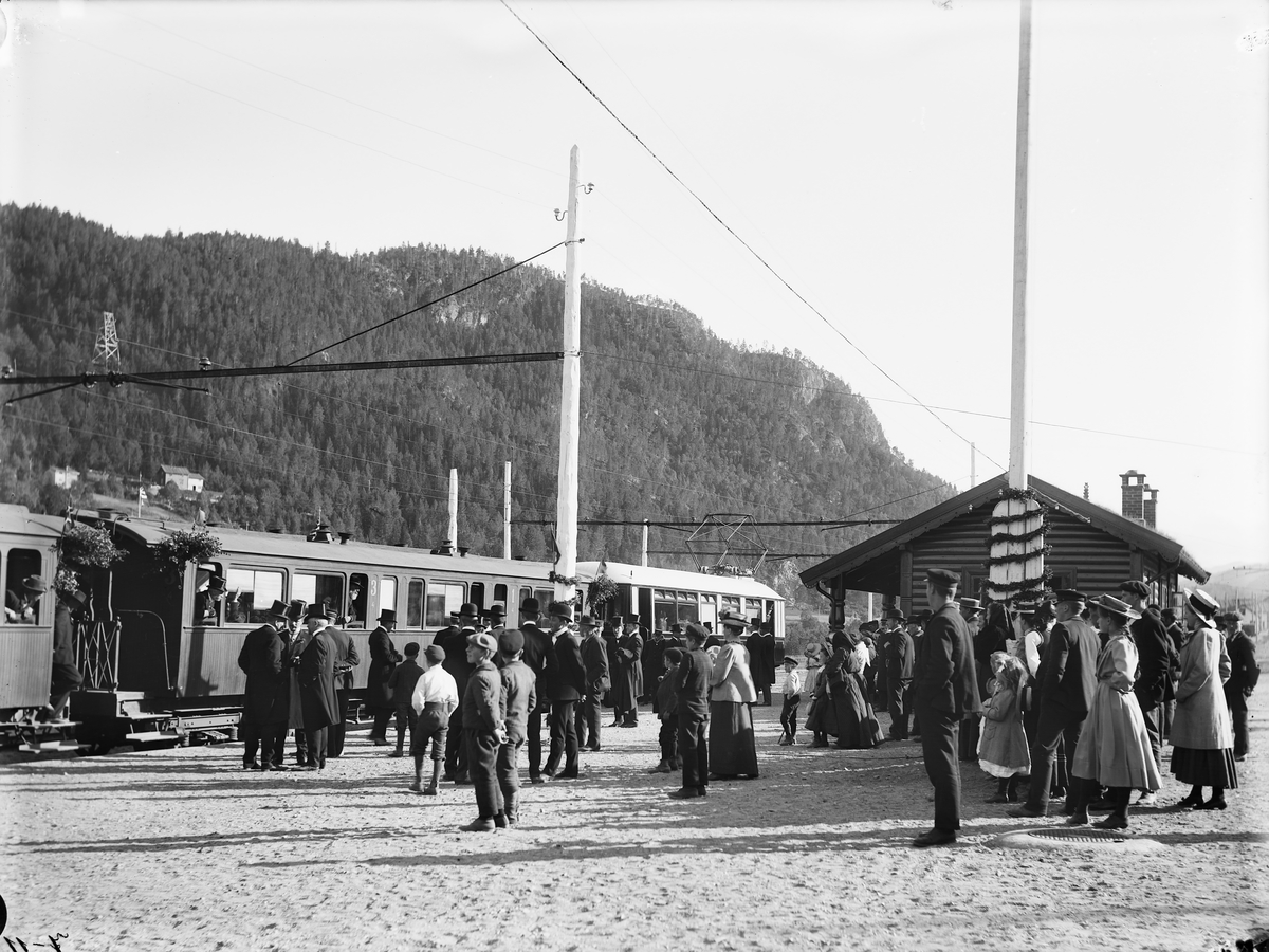 Åpningen av Løkkenbanen. Festkledde mennesker samlet på Løkken stasjon