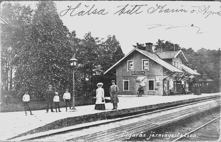 Älgarås Järnvägsstation.
Avsänt 1910.

Reprofotograf: Gunnar Berggren.