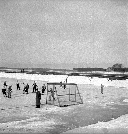 Skara. 
Bandy, Skaraberg, Skara SI mot Vara SK 25/2 1951.