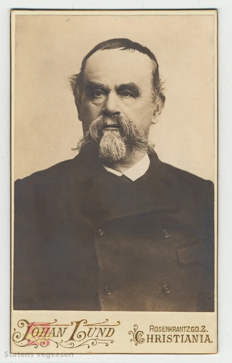 Håndskrevet tekst på framsiden av bildet: "Tilhører Baalsrud (Fra V.D. Krag) 1903." Videre medfølger det håndskrevet tekst til bildet: Sitat: "Krag og Vegdirektør Bergh prøver rullekjerre, bygget for billige veger." Bildet viser presentasjon av rullekjerren, som skulle bli det nye kjøretøyet for høyfjellsvegene, men ikke ble noen suksess.
Et eget Vegdirektorat kom først i 1964, og Christian Wilhelm Berg var den første vegdirektør i perioden 1864 - 1873.
Etterfulgt av  Hans Hagerup Krag i 1874 - 1903,  Johan Christian Skougaard 1903 - 1918 og Andreas Baalsrud i perioden 1919 - 1945. 
 2) Vegdirektør Christian Wilhelm Bergh.  3) Vegdirektør Hans Hagerup Krag.  4) Vegdirektør Johan Christian Skougaard. 5) Vegdirektør Andreas Baalsrud. Se vedlegg i nedlastinger for mer informasjon.