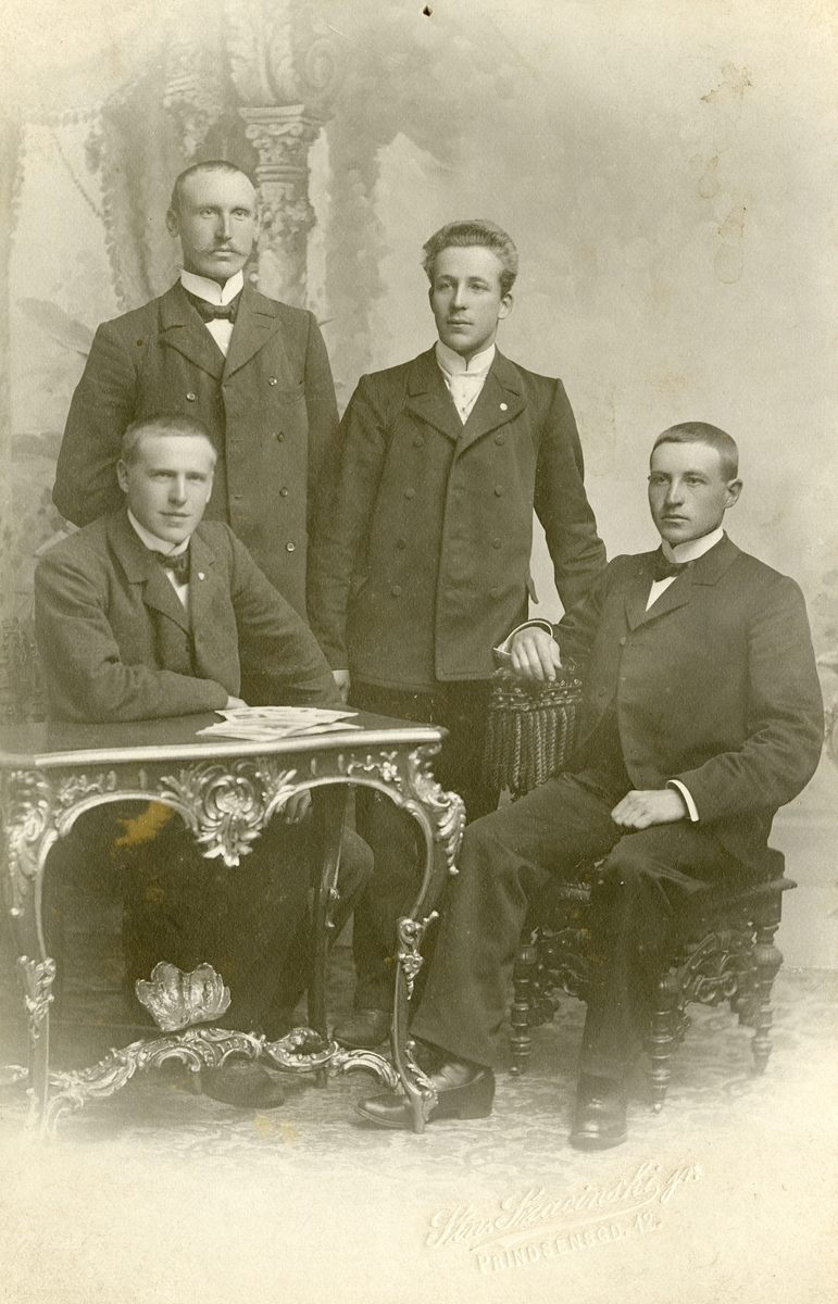 Gruppefoto av fire menn.