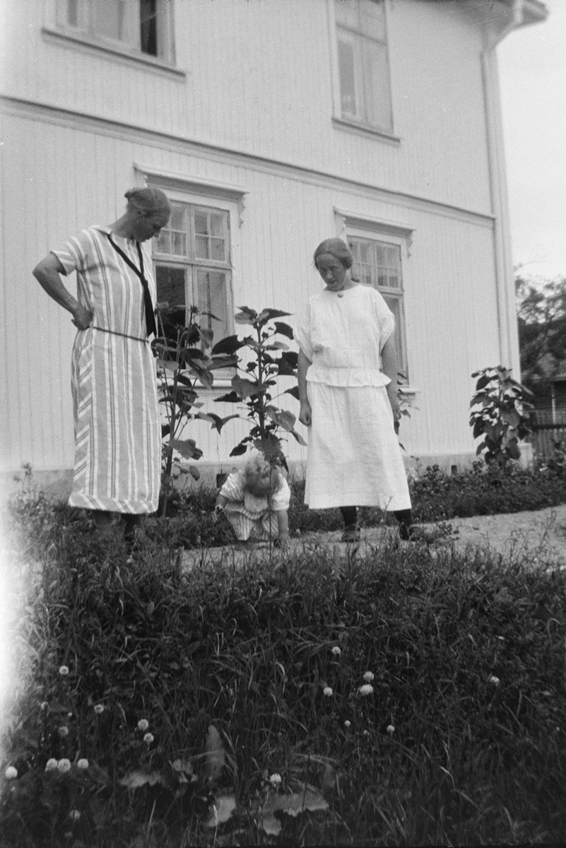 Vaaler gård, f.v. Ragnhild Knudsen, Kari Helene Vaaler leker i grusen, Hanna Arnesen f. Vaaler.