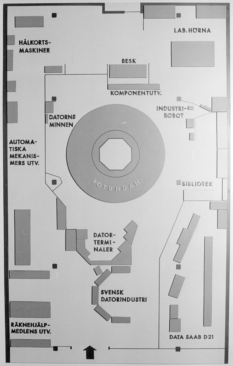 Dokumentation från Tekniska museets DATA-avdelning 1979. Översikt över hur datorer och datarelaterade föremål stod uppställda på utställningen.