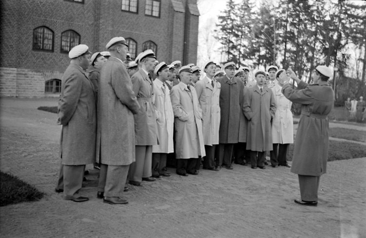 Skara Manskör.
Kören hälsar våren välkommen, Stadsträdgården, 1949.
Dirigent är Erik Franklin.
