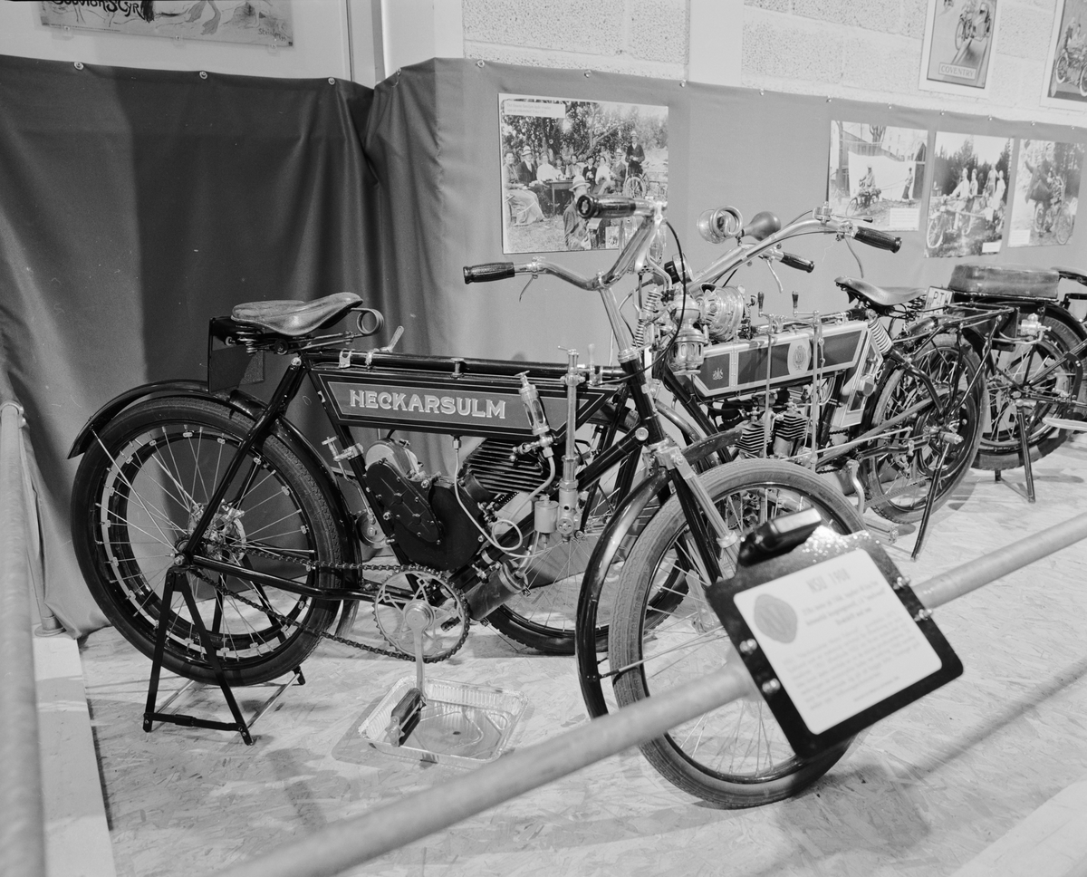 Dokumentation av "Motorcykeln 100 år" i Wallenberghallen. Motorcykel, New Hudson.