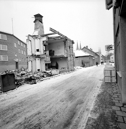 Rivning på Östra Kungshusgatan, Skara, 1965.