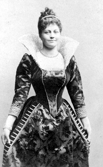Fröken Anna H. Ch. Petterson Norrie i Riddar Blåskägg på Vasateatern.

Norrie, Anna, f. Pettersson, 1860-1957, sångerska. N. gjorde tidigt succé som operettartist och blev genren trogen; ett ofta upprepat glansnummer var titelrollen i "Sköna Helena". Hon prövade även talroller, gjorde några filmroller, bl.a. hos Stiller, och drev under första världskriget egen kabaré i Köpenhamn.
http://www.ne.se/jsp/search/article.jsp?i_art_id=271827