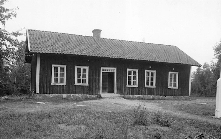 Götlunda sn. 
Brännemo folkskola, byggd 1864. Tillbyggd åt höger 1900. 
1923 ändrad till lärarbostad.
