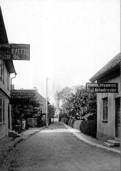 Reprofoto av Emil Almqvist 1900 efter plåt av Charlotte Hermanson.

Charlotte Hermansons fotografiska atelier i byggnaden till vänster efter kafét.