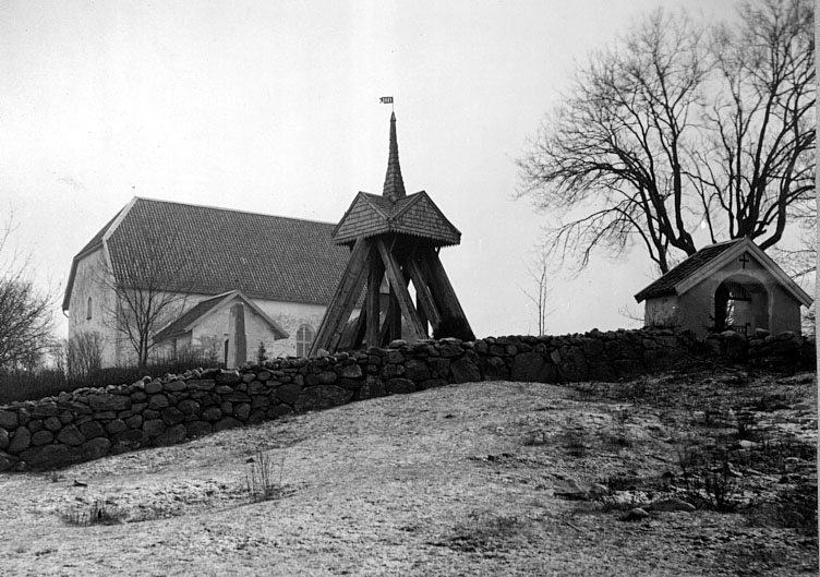 Laske-Vedum sn.
Kyrkan, exteriör, klockstapeln och stigluckan.