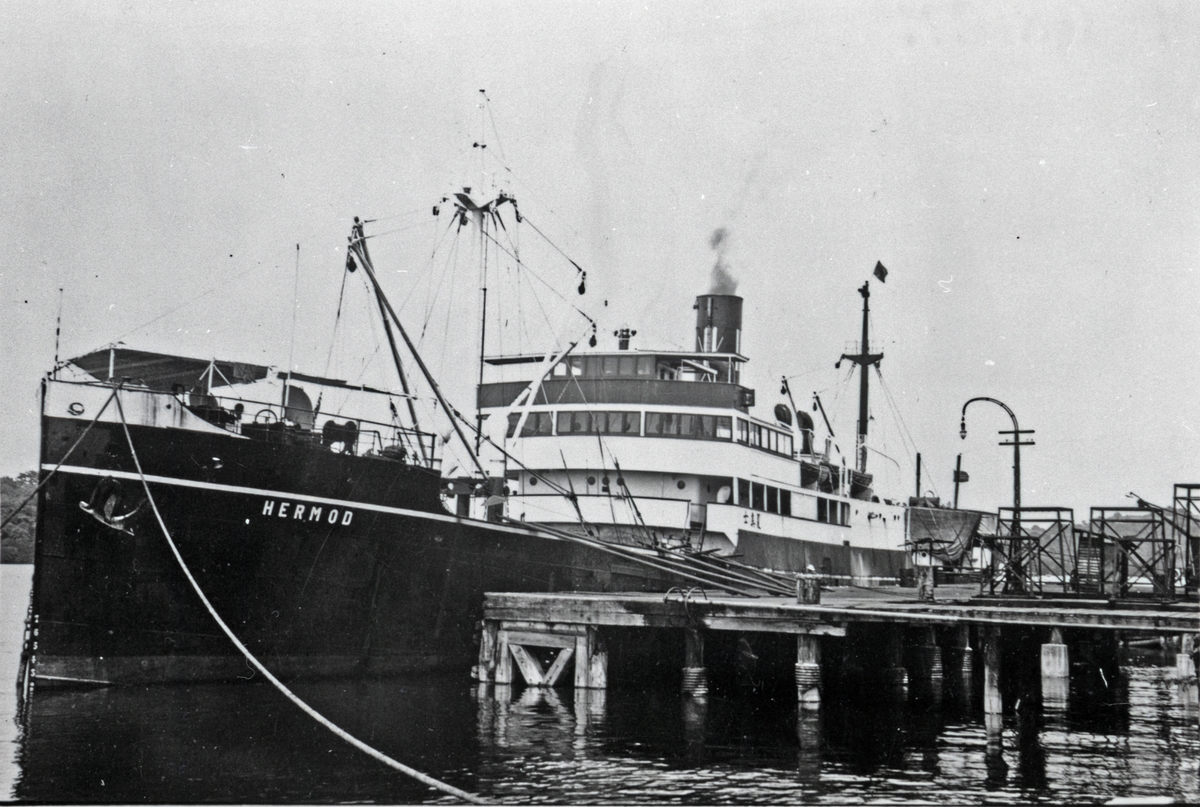 D/S 'Hermod' (b.1925) ved kai før/etter reise mellom Bangkok og Hong Kong