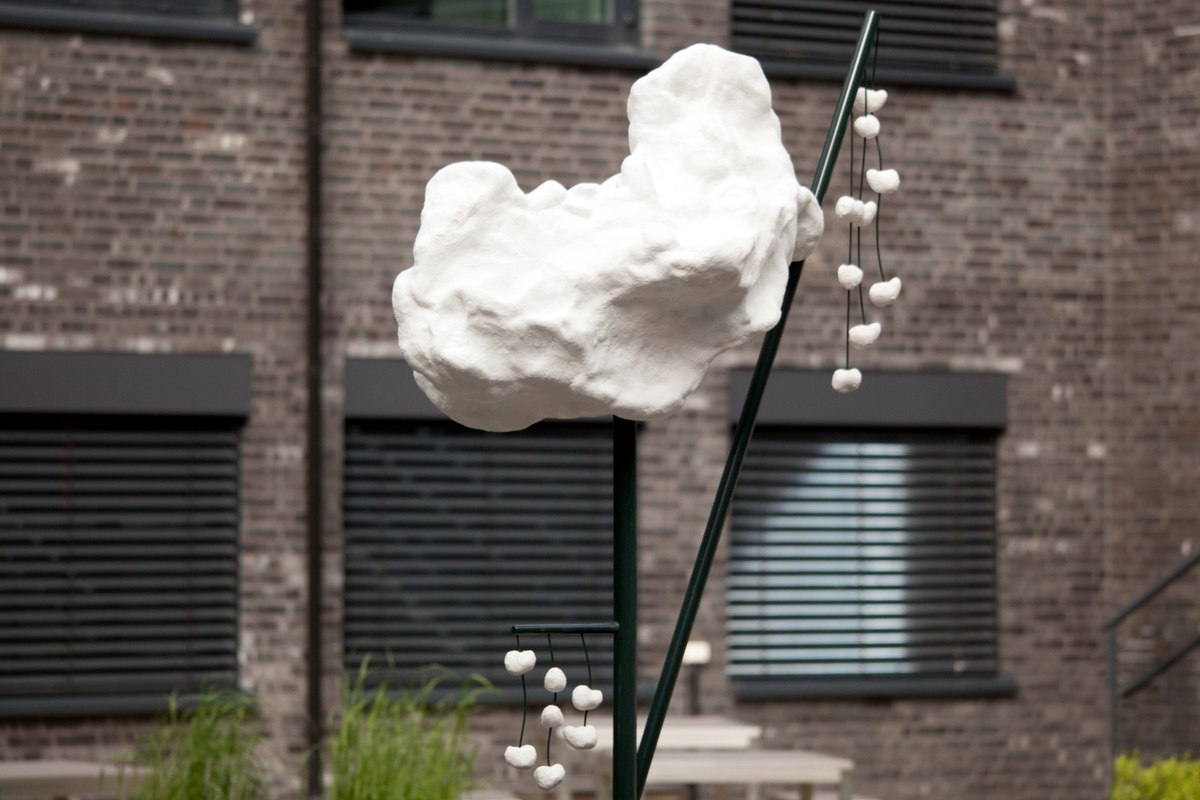 Kunstneren inviterte alle de ansatte i Petroleumstilsynet til være med på å lage et totem til institusjonen. Et totem er en families eller klans emblem, hogget ut i tre. Det er gjerne et ikke-menneskelig vesen, og noe som klanen assosierer seg med.

"Totem I" står inne i vestibylen, mens den større "Totem II" står ute i vannspeilet i atriet og kan betraktes fra kontorene til ansatte ved flere statlige institusjoner.  Der står den og minner om at ikke alt er målbart og formålsrettet.  Noen ting blir til ved innskytelser og luner, og spiller sin rolle i verden som brudd med det vante.