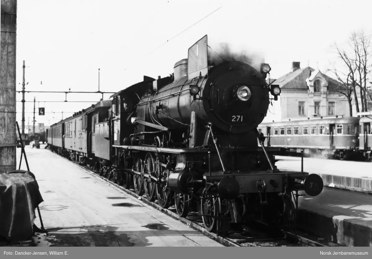 Damplokomotiv type 30a nr. 271 med persontog på Hamar stasjon