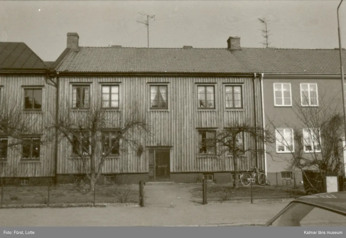Flerfamiljshus i kvarteret Päronträdet 10-12, Drottning Margaretas väg 60.