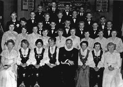 Gruppebilde, personer, klær, kirke.