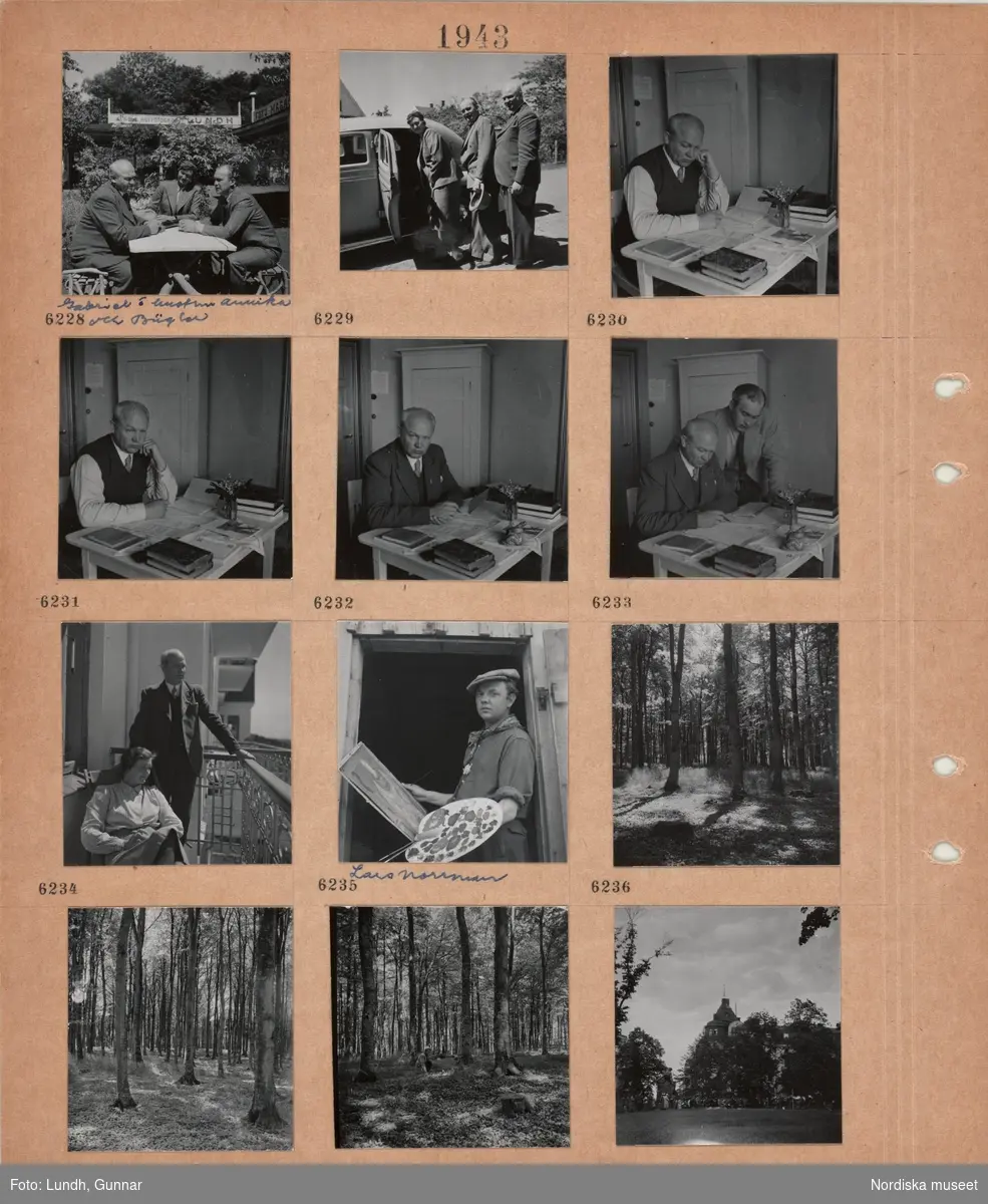 Motiv: Två män och en kvinna, Gabriel Jönsson o hustrun Annika och Bügler, sitter vid ett trädgårdsbord, i bakgrunden skyltar "Kungl. Hoffotograf _ Lundh", "FOTO-MAGASIN", en kvinna och två män vid en bil med öppen bakdörr, författaren Gabriel Jönsson sitter vid ett litet skrivbord med papper och böcker, vas med liljekonvalj, en man tittar över hans axel, Gabriel Jönsson med hustru på balkong i solsken, konstnären Lars Norrman med palett och målning i händerna, bokskog med silat solljus, en kvinna sitter på huk i skogen, folkmassa i park.