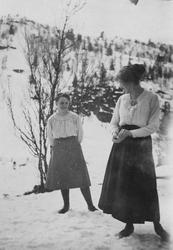 Kvinner, klær, naturforhold.