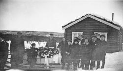 Begravelse, personer, klær, kiste, hus.