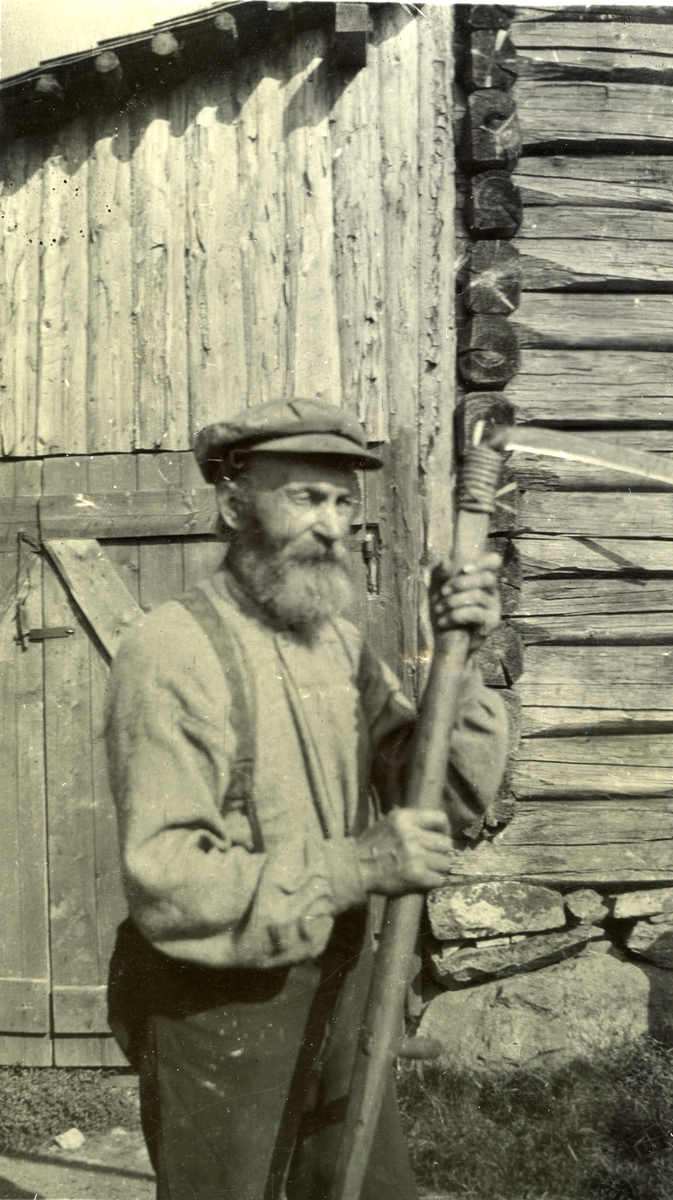Mann m/ljå i Galåsen. Jon Johannessen Galaasen (1839 - 1916)