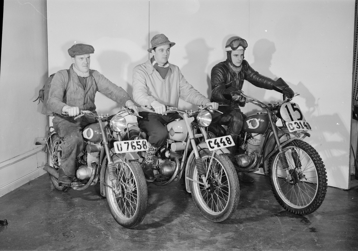 Från vänster Nils Söderlund, Sture Engström och Sivert Eriksson på motorcyklar, Nymanbolagen, Uppsala 1952