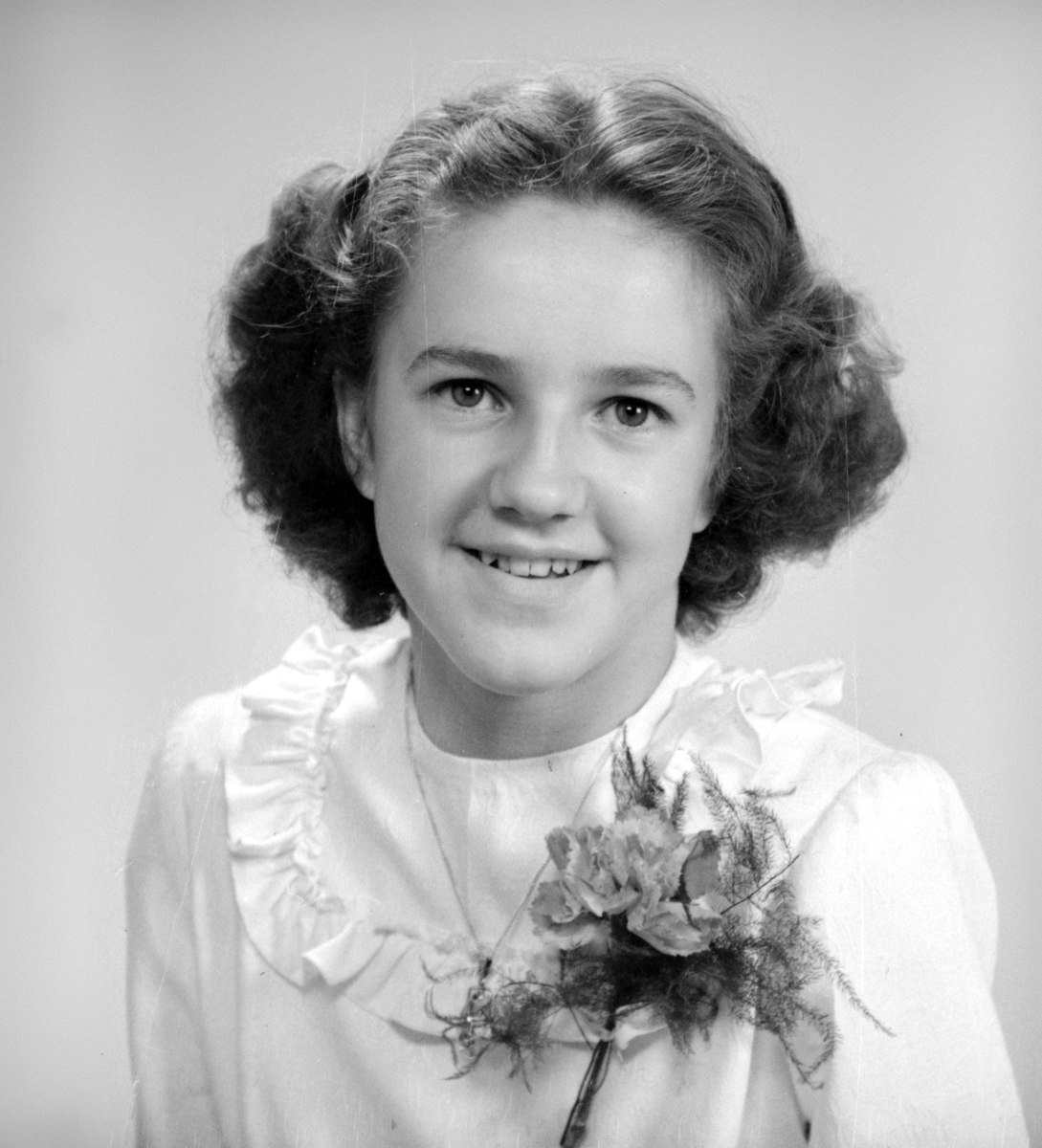 Konfirmanden Ulla Söderström. Foto i maj 1947.
