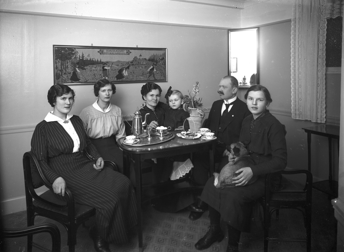 Familjen samlad runt kaffebordet. (1919 ?).