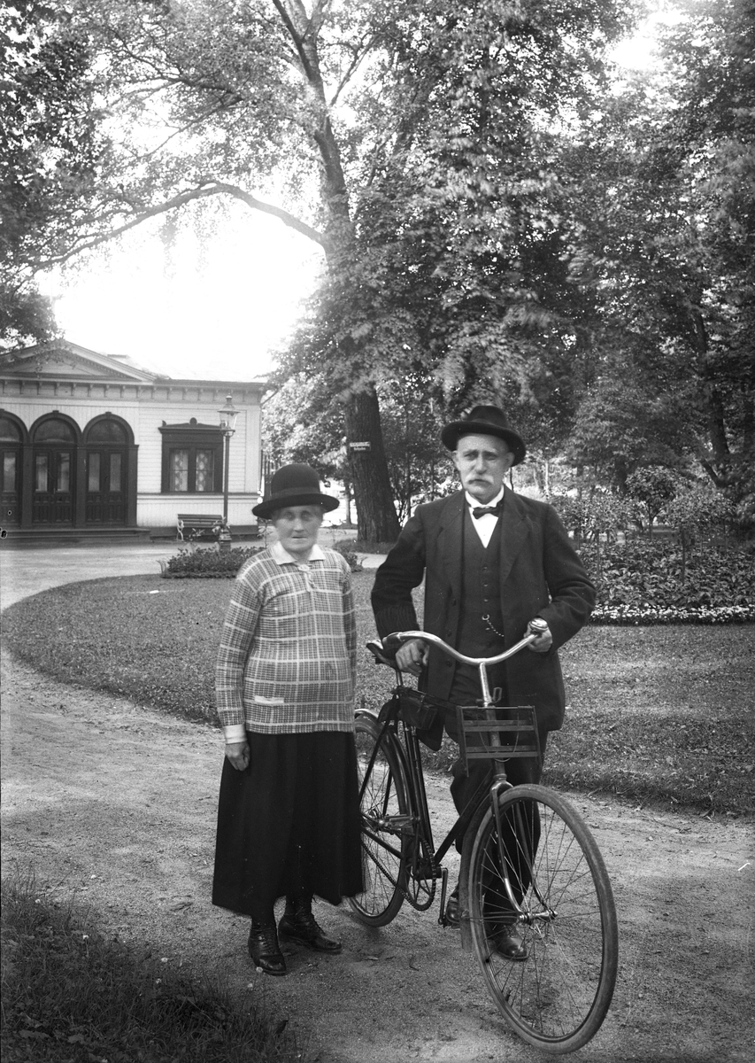 Kvinna och man med cykel utanför badhuset Najaden i Gävle.