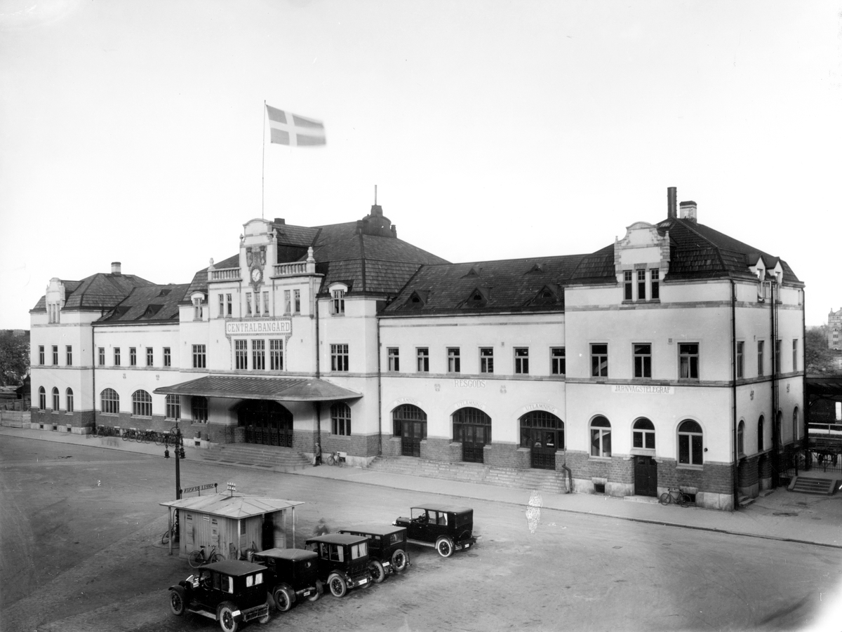 Gävle Centralstation är belägen mellan Centralplan och Hamntorget, precis norr om Gavleån. En genomgående järnvägsstation för persontåg. Stationsbyggnaden, en av de största i landsorten, ritades för Gävle-Dala järnvägs (GDJ) av stadsarkitekten Mårten Albert Spiering och uppfördes 1876–1877 ersättning för Gävle norra station som låg på Alderholmen. Centralstationen byggdes om år 1900–1901 av arkitekten Sigge Cronstedt. Stationen trafikerades inledningsvis endast av GDJ, på grund av rivaliteten mellan GDJ och Uppsala-Gävle järnväg.  UGJ hade egen station, Gävle södra station, söder om Gavleån. UGJ förstatligades år 1933 och SJ trafikerade i fortsättningen centralstationen. År 1937 elektrifierades spåren i samband med att sträckan Gävle–Uppsala elektrifierades.

