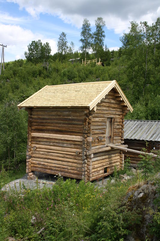 Kvenna fra Rundfloen i Søre Trysil, står nyrestaurert på en sommerdag.