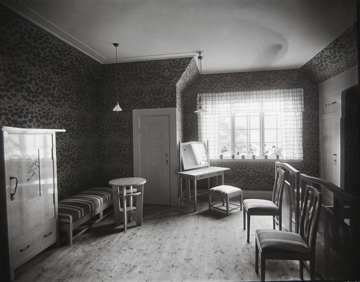 Interiör från Pressens villa, Källvägen 2, Saltsjöbaden, Nacka.  Sängkammaren. Arkitekt Carl Westman, 1902.