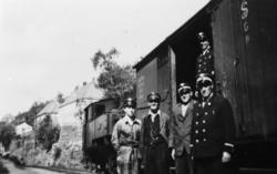 Gruppebilde av tog- og stasjonsbetjeningen ved opphold på Fu