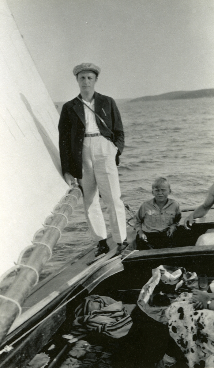 Haakon Garaasen (6/7 1887 - 1957) i seilbåt. Guttunge sitter bak ham.