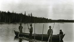 To menn i båt og to menn på tømmerflåte; fløtere; i en dam v