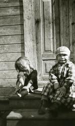 To småpiker sittende på trapp ved Horrmundsbruket, Sverige.