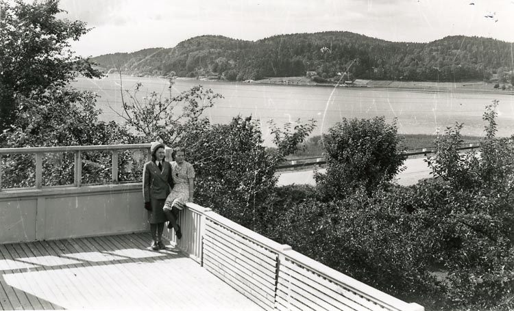 Enligt Bengt Lundins noteringar: "Hemgården. Utsikt från balkongen".