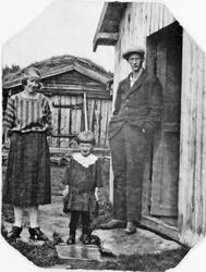 Personer, klær, uthus, bygning.