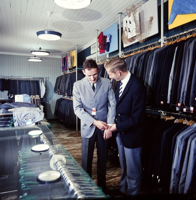 En selger hjelper en kunde i herreavdelingen i butikken til Jonas Øglænd Sandnes i Krossen