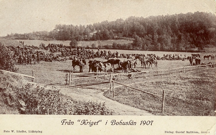 Enligt Bengt Lundins noteringar: "Från "kriget" i Bohuslän 1907. Rast på ett fält".