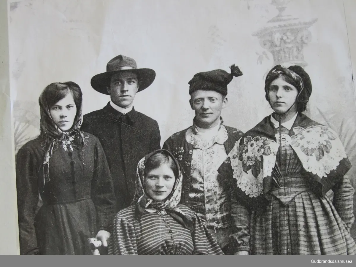 Foto (fotostatkopi av foto ). 2 menn 3 damer i kostymer i anledning Kringenjubileet 1912. Kopiert over på vanlig papir.