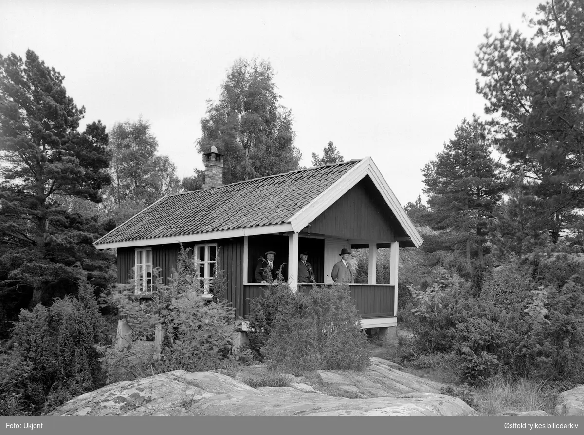 Feriehjemmet Gressdal i Skjeberg 1931, bygningen blei kalt for "Fjellstua"
Feriehjemmet blei etablert i 1921 for Sarpsborg Arbeidslederforening (funksjonærer), hovedsaklig Borregaardsansatte.
Mennene på verandaen er ukjente.