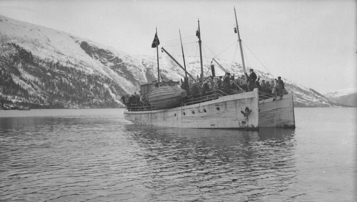 Skitur til Vikdalen i 1934. På tur hjem fra Vikdalen med båt. To skyssbåter side ved side, fulle av folk utenfor der jernbanekaia ligger nå.