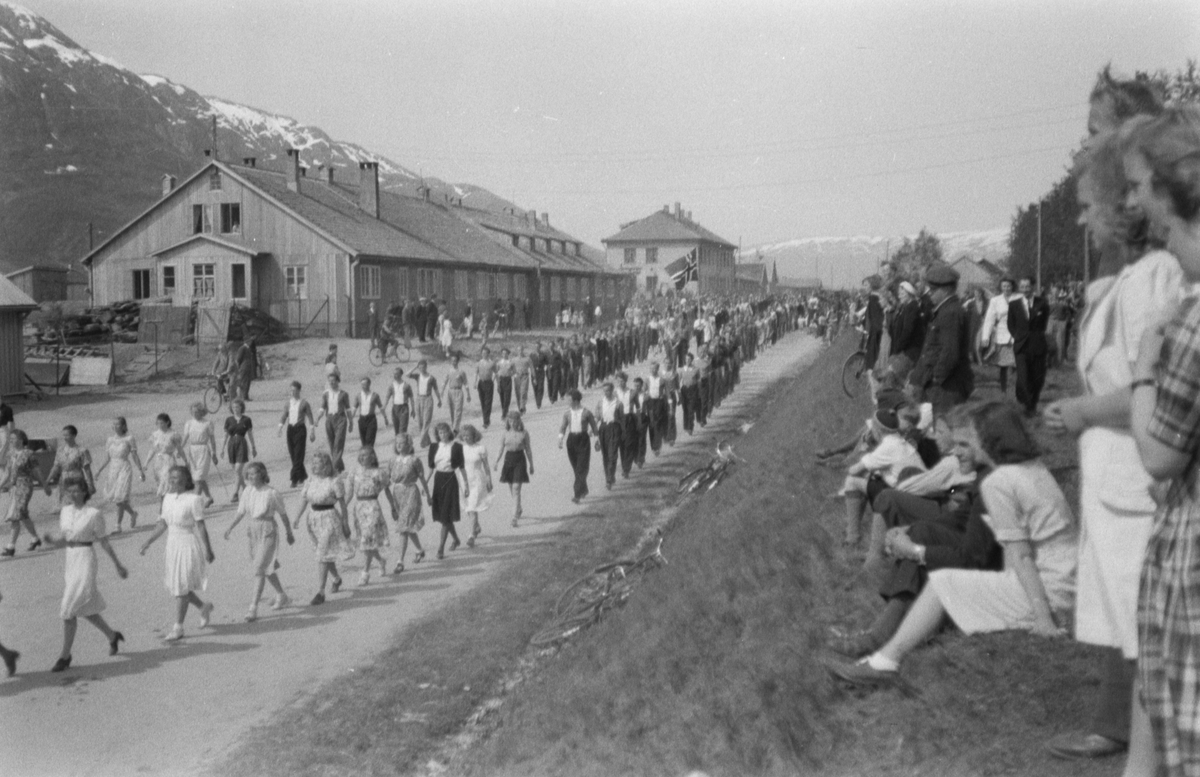 Tog forbi jernbanestasjonen under  frigjøringen i 1945.